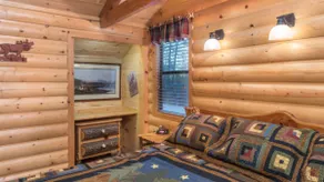 Upper Canyon Inn - Cabin 16 - Whirlpool- Fireplace - Image 3