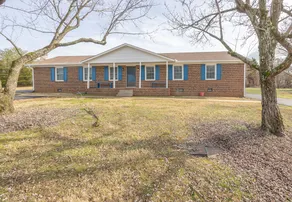Duplex with fenced in backyard (pets welcome) - Image 2