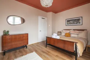 Trendy 2 Bed Flat - Near Airport - Image 4