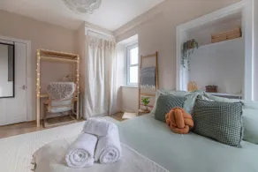 Trendy 2 Bed Flat - Near Airport - Image 3