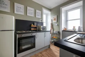 Trendy 2 Bed Flat - Near Airport - Image 5