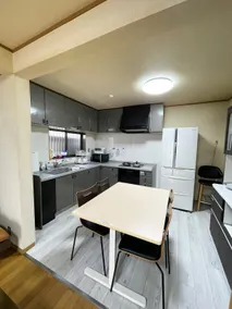 Japanese-style exterior, ample parking space, a house in the Oza district. Ideal for families, groups, and as a co-working space! - Image 4
