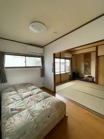 Japanese-style exterior, ample parking space, a house in the Oza district. Ideal for families, groups, and as a co-working space! - Image 2
