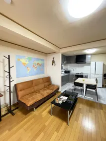 Japanese-style exterior, ample parking space, a house in the Oza district. Ideal for families, groups, and as a co-working space! - Image 3