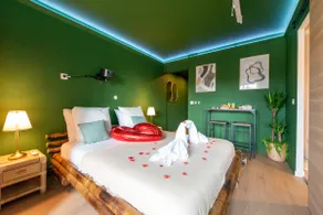 The Jungle - Jacuzzi, Sauna & Projector - Image 2