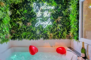The Jungle - Jacuzzi, Sauna & Projector - Image 4