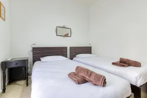 Coastal Charm: Apartment Just Off the Waterfront - Image 2