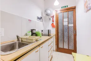 Coastal Charm: Apartment Just Off the Waterfront - Image 4