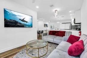 Modern Home with large private yard - Next to downtown & beach & airport - Pet friendly - Image 2
