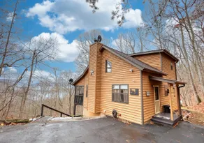 Private and cozy cabin. Hot Tub and Mountain views - Image 2