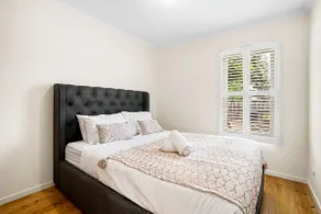 Cabinesque Comfort—A Refreshing Beachside Retreat - Image 3