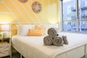 Stylish DT Apt • King Bed, 24/7Gym, Pool + Hot Tub - Image 3