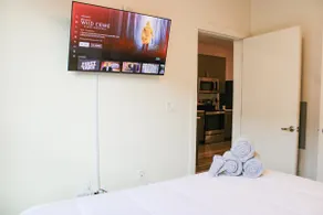 Stylish DT Apt • King Bed, 24/7Gym, Pool + Hot Tub - Image 4