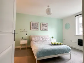 Modern Luxury Apartment + FREE Secure Parking - Image 4