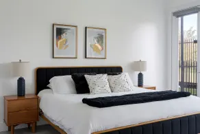 Urban Stylish 3-Bed Townhome with Garage No. 1614 - Image 4