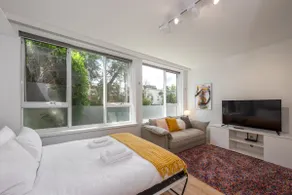 Lovely Studio with Free Parking in East Melbourne! - Image 2