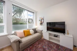 Lovely Studio with Free Parking in East Melbourne! - Image 5