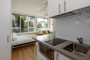 Lovely Studio with Free Parking in East Melbourne! - Image 3