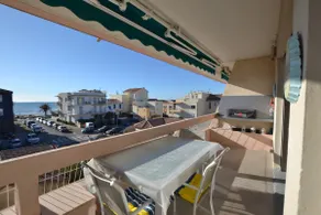 Beautiful 3-bedroom apartment 2 steps from the beach Terrace with sea view - Image 3