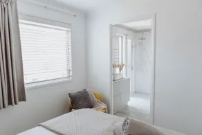 Seacove Resort Apartment - Chic Beachside Retreat - Image 2