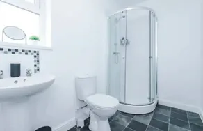 Spacious One-Bedroom Apartment in Saint Helens - Image 3
