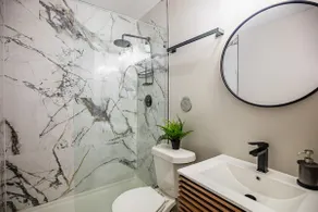 *Botanic KING SUITE central with FREE parking* - Image 4