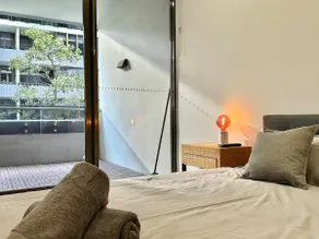 Sunny 1 Bed Apt with parking near train station - Image 2