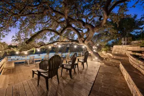 Spectacular Lakefront Oasis. - Image 4