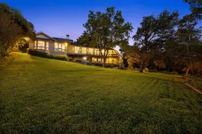 Spectacular Lakefront Oasis. - Image 3