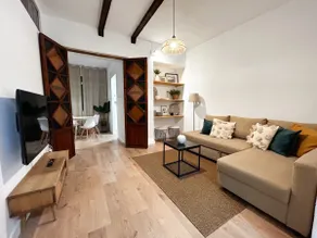 Apartment with a square view - Image 2