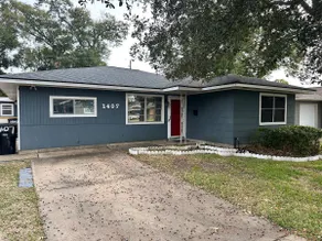 The Red Door Home-3 Bedroom - Image 2