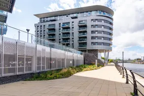 Luxury Flat: Big Balcony, Gym, Wifi, & Kitchen - Image 3