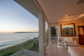 Luxury Beachfront Villa: Breathtaking Ocean Views - Image 4