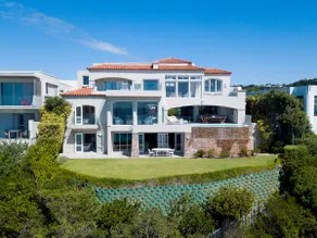 Luxury Beachfront Villa: Breathtaking Ocean Views - Image 2