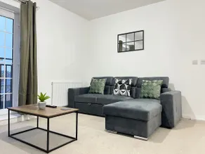 Stylish 1 Bedroom Apartment with Sofa Bed - Opposite Racecourse, Near City Centre and Hospital - Image 3