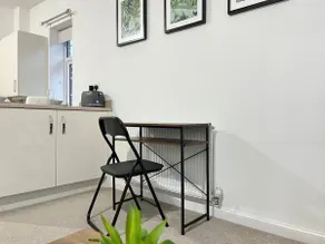 Stylish 1 Bedroom Apartment with Sofa Bed - Opposite Racecourse, Near City Centre and Hospital - Image 4