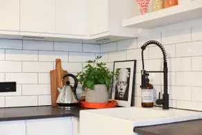 Modern One Bed - Free Parking - Image 5