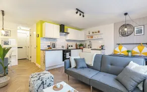 Modern One Bed - Free Parking - Image 2