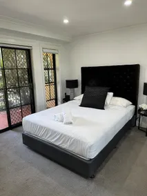 Quiet, spacious & central - Image 2