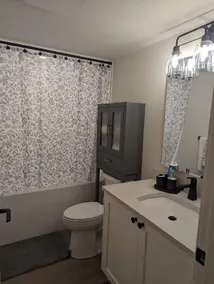 Modern/Stylist-2 Bed Private Suite near LEC - Image 5