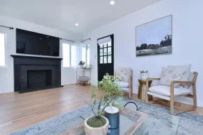 Designer 3-Bed Retreat in Valley Glen - Image 2
