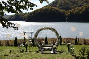 Luxury Lake House & Glamping - Image 2