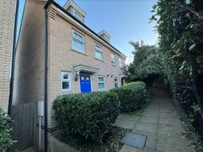 Modern TownHouse - 3 bed 2.5 bath 2 Private Gated Parking - Image 2