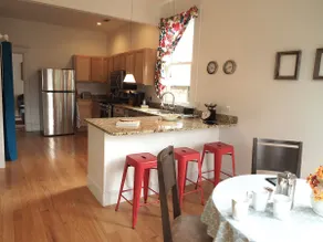 Spacious & Beautiful 2BR 2BA Midtown House - Image 3