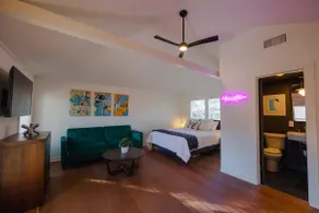 Spacious Guest House in the Heart of the Heights - Image 2