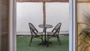 Champagne on the Terrace – Elegant and Discreet - Image 4