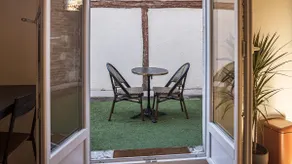 Champagne on the Terrace – Elegant and Discreet - Image 3