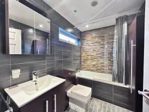 Stunning 3BR House w/ Parking - Image 4