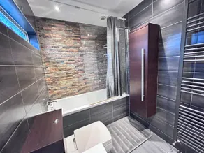 Stunning 3BR House w/ Parking - Image 5