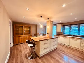 Stunning 3BR House w/ Parking - Image 3